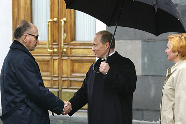 Vladimir Putin (Russia) shakes hands with Wojciech Jaruzelski (Poland)